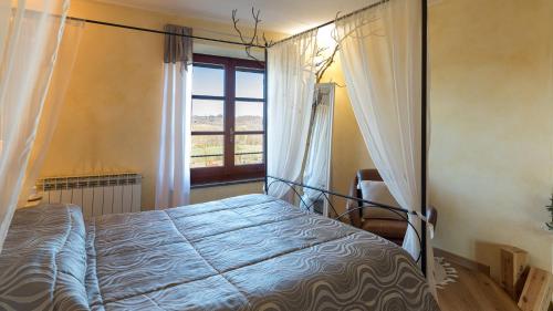 a bedroom with a bed and a window at CASALE BELLA VITA 8&4, Emma Villas in Città della Pieve