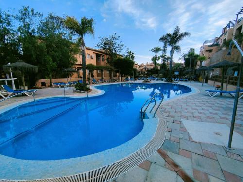 Bazén v ubytovaní Sage Palm Apartment BY NAMASTE ELITE alebo v jeho blízkosti