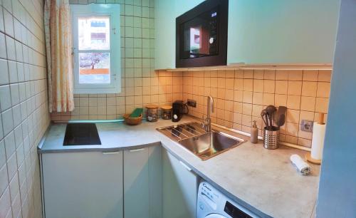 Kuchyňa alebo kuchynka v ubytovaní Sage Palm Apartment BY NAMASTE ELITE