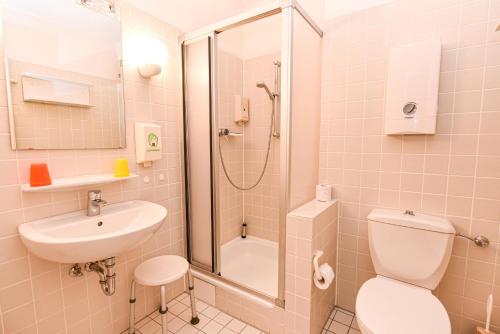 La salle de bains est pourvue de toilettes, d'un lavabo et d'une douche. dans l'établissement "Appartementhaus Deichgraf" Appartement D341, à Döse