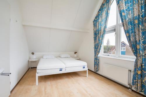 Ліжко або ліжка в номері Hello Zeeland - Vakantiehuis Zwin 112