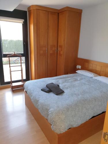 Un dormitorio con una cama con una toalla. en Apartamento Vive Jaca, en Jaca