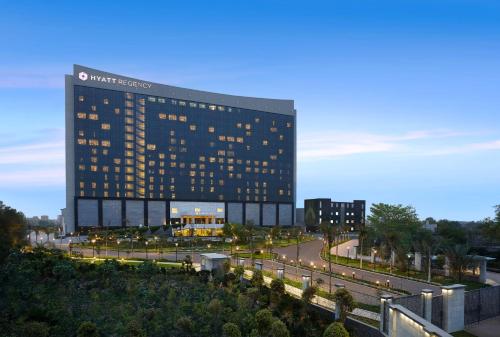 Un gran edificio con un cartel al costado. en Hyatt Regency Gurgaon, en Gurgaon