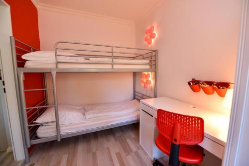 a small room with a bunk bed and a desk at "Im Herzen von Döse" Appartement IHvD1 in Döse