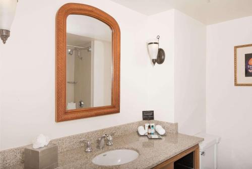 un baño con lavabo y espejo en The Antlers, a Wyndham Hotel, en Colorado Springs