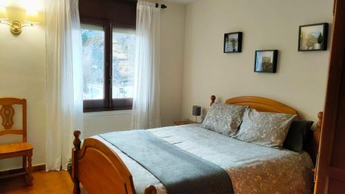 Tempat tidur dalam kamar di Apartament turistic Pont d’Ordino