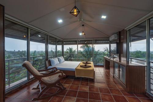 Μπαλκόνι ή βεράντα στο SaffronStays Serene Retreat, Alibaug