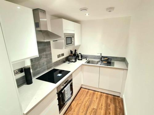 Kuchyň nebo kuchyňský kout v ubytování Remarkable 1-Bedroom Apartment in Salford
