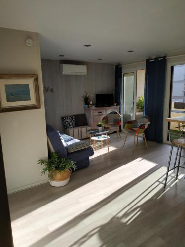 Charmant appartement à 350m de la plage et du port