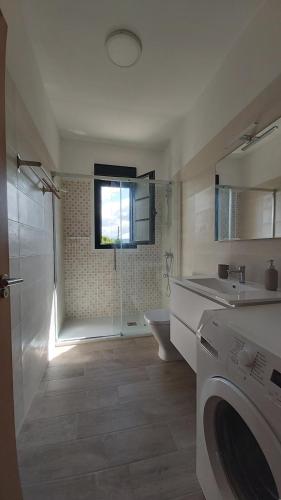 łazienka z umywalką i pralką w obiekcie Casa de campo en un marco incomparable w mieście Valdoviño