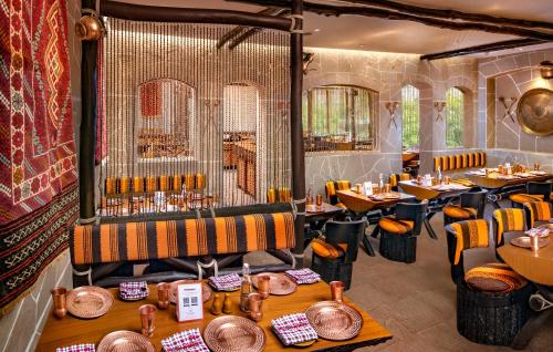 a restaurant with tables and chairs in a room at Welcomhotel By ITC Hotels, Guntur in Guntūr