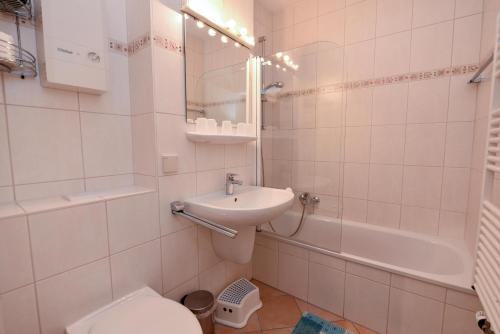 ein Badezimmer mit Waschbecken, Toilette und Badewanne in der Unterkunft Haus "Luv und Lee" Appartement LEE02 in Döse