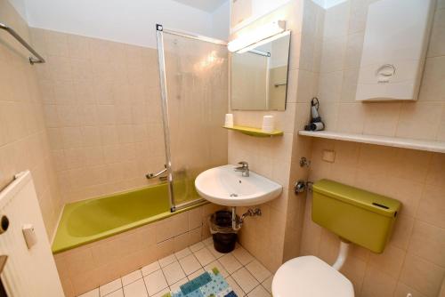 ein Badezimmer mit Waschbecken, Toilette und Dusche in der Unterkunft Haus "Luv und Lee" Appartement LEE17 in Döse