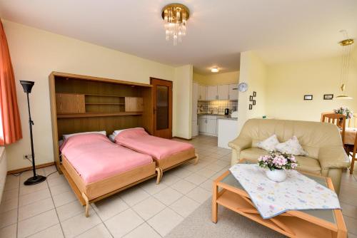 ein Schlafzimmer mit Bett und ein Wohnzimmer in der Unterkunft Haus "Luv und Lee" Appartement LUV23 in Döse