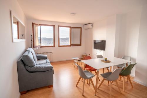 ein Wohnzimmer mit einem Tisch und einem Stuhl in der Unterkunft Apartamento Rural New Folch II in Morella