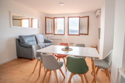 ein Wohnzimmer mit einem Tisch und Stühlen in der Unterkunft Apartamento Rural New Folch II in Morella