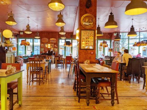 ein Restaurant mit Tischen und Stühlen und Menschen, die an den Tischen sitzen in der Unterkunft Vane Cottage - Lewes in Lewes