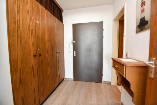 a hallway with a door and a wooden floor at Haus "Panorama" Appartement PAN105 in Duhnen