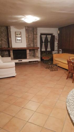 sala de estar amplia con sofá y TV en Armida, en Pescasseroli