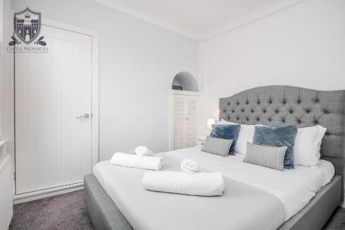 Castle Properties: The Sovereign 5 Bed Town Houseにあるベッド