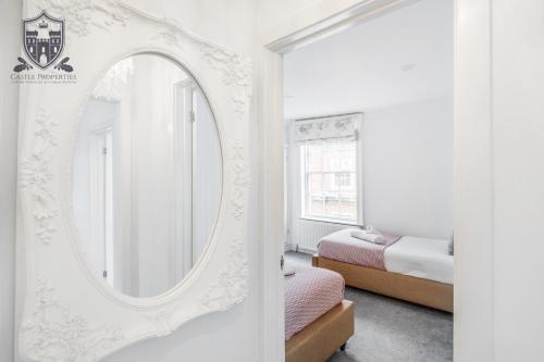 Castle Properties: The Sovereign 5 Bed Town Houseにあるベッド