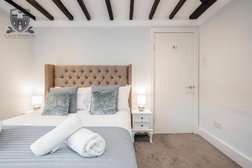 A bed or beds in a room at Castle Properties: The Sovereign 5 Bed Town House