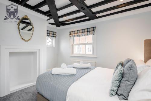 Llit o llits en una habitació de Castle Properties: The Sovereign 5 Bed Town House