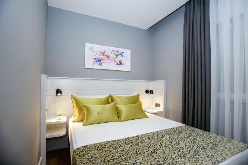 Tempat tidur dalam kamar di Stile Suite Family Hotel