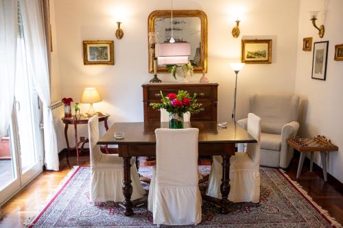 巴勒莫Scirocco House的用餐室,配有鲜花桌