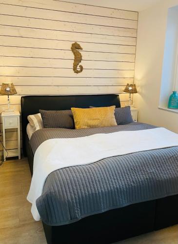 a large bed in a room with two lamps at Ankerplatz Timmendorfer Strand in Timmendorfer Strand