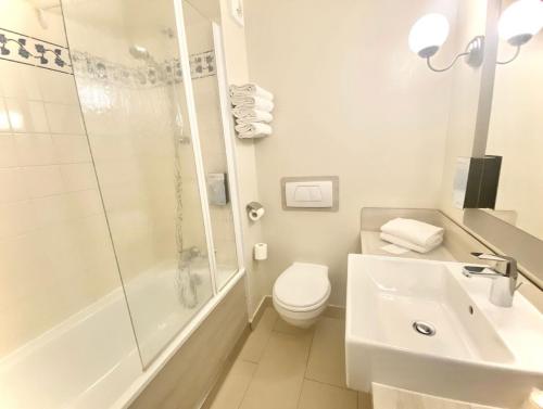 y baño con aseo, ducha y lavamanos. en Campanile Val de France, en Magny-le-Hongre