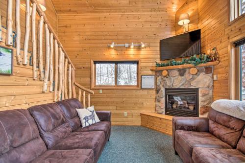 Ein Sitzbereich in der Unterkunft Cabin with Fireplace Less Than 1 Mile to Lakes and Golf