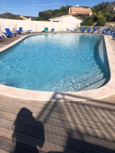 une ombre d'une personne prenant une photo d'une piscine dans l'établissement Appartamento Mirella con piscina, à Lumio