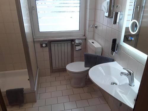 Bathroom sa Wirtshaus Birkenhof