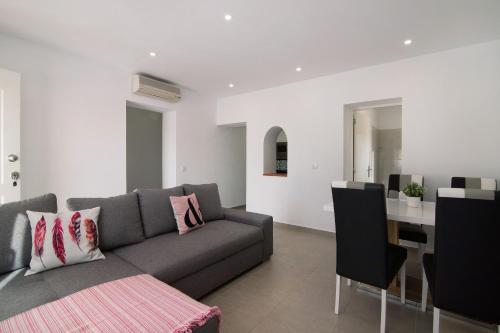 a living room with a couch and a table at Adelino Guest House in Olhão