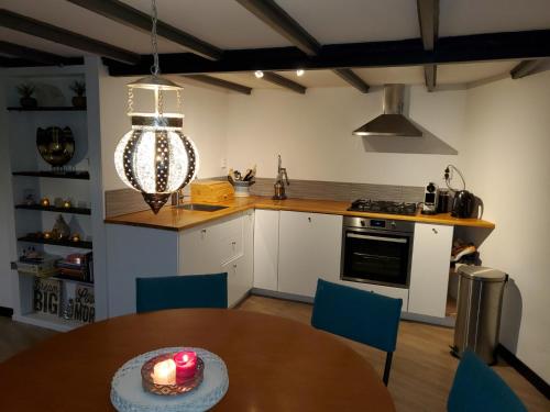 una cucina con tavolo e torta di Luxe vakantiehuisje in prachtige en rustgevende omgeving a Nieuwe-Niedorp