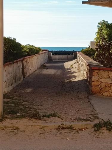 Une rue vide avec l'océan en arrière-plan dans l'établissement T2 vue exceptionnelle avec accès privé à la plage, wifi, clim - dansnotreappart-com -, à Valras-Plage