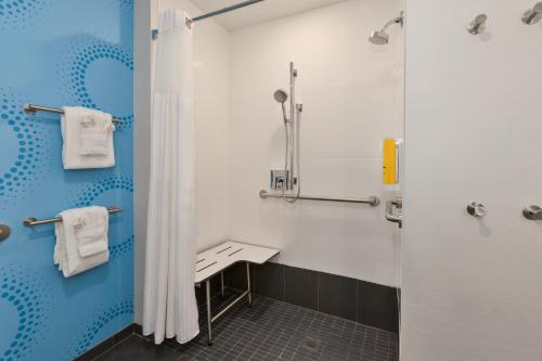 Ett badrum på Tru By Hilton Comstock Park Grand Rapids, MI