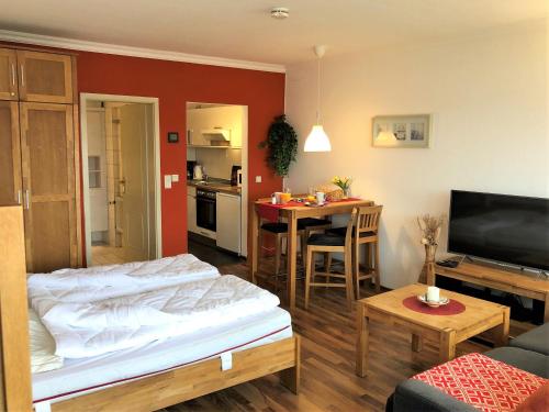 un soggiorno con un letto e una sala da pranzo di Strandhotel S33-213 a Heiligenhafen