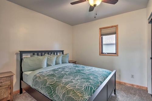 una camera da letto con un letto e un ventilatore a soffitto di Dog-Friendly Crosby Home with Bike Storage! a Crosby