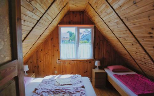 מיטה או מיטות בחדר ב-Domki letniskowe Sylwia