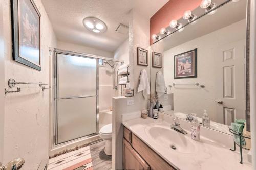 克劳德克罗夫特Bright Cloudcroft Condo with Game Room and Deck!的带水槽、淋浴和马桶的浴室