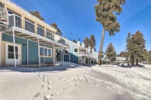 クラウドクロフトにあるBright Cloudcroft Condo with Game Room and Deck!の雪道