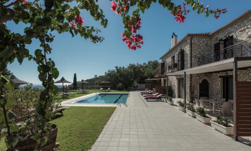 vistas a la casa y a la piscina en Agrikia Villa, en Langadhákia