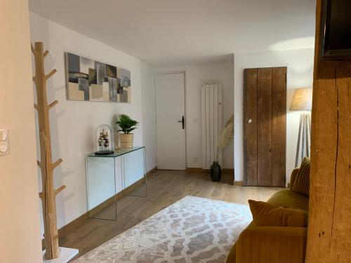 a living room with a couch and a table at L'Ecole des Demoiselles in Honfleur
