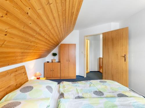 een slaapkamer met een bed en een houten plafond bij Holiday Home Holiday Hill 64 by Interhome in Cerny Dul