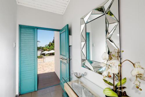 Baño con puerta azul y espejo en The Model House, en Ciudad del Cabo