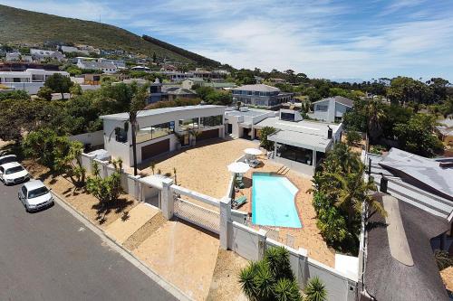 una vista aérea de una casa con piscina en The Model House, en Ciudad del Cabo