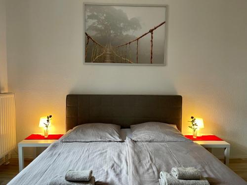 - une chambre avec un lit et 2 tables avec des lampes dans l'établissement Downtown Apartment 4U Leipzig, à Leipzig