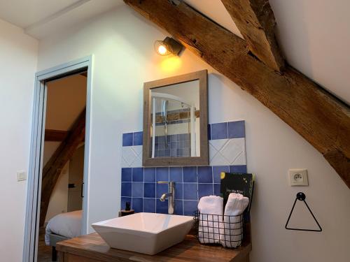 a bathroom with a sink and a mirror at L'Ecole des Demoiselles in Honfleur